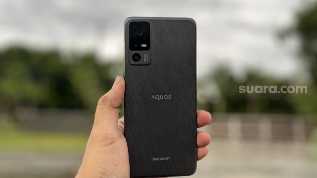 Review Sharp Aquos V6 5G tampak belakang. [Suara.com/Dicky Prastya]