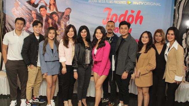 Konferensi pers Series Cinta Atau Bukan yang diproduksi WeTV di kawasan Lebak Bulus, Jakarta Selatan, Selasa (10/1/2023). [dokumentasi WeTV]