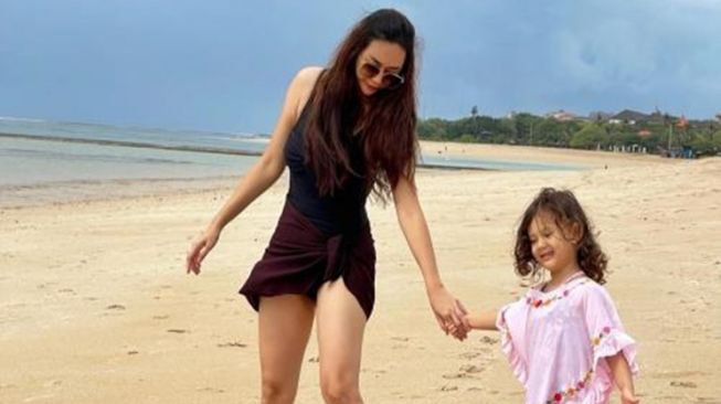 Beda Gaya Artis Momong Anak di Pantai (Instagram/@aurakasih)