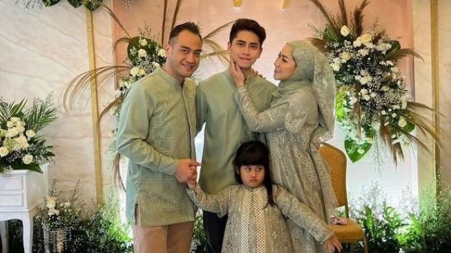 Kedekatan Ferry Irawan dan Anak Venna Melinda (Instagram/ferryirawanreal) 