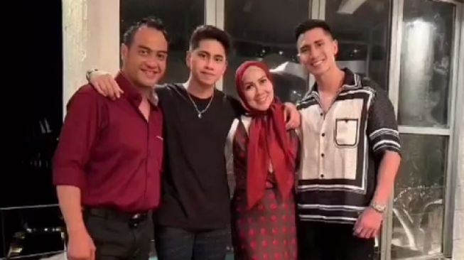 Kedekatan Ferry Irawan dan Anak Venna Melinda (Instagram/ferryirawanreal) 