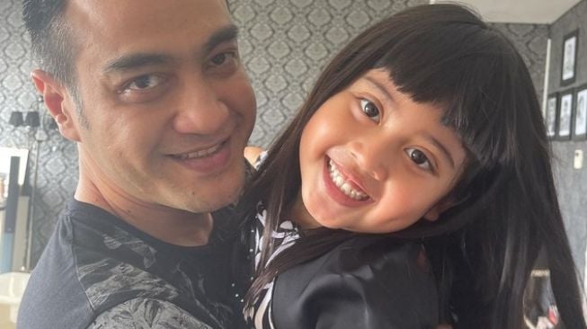 Kedekatan Ferry Irawan dan Anak Venna Melinda  (Instagram/vennamelindareal)