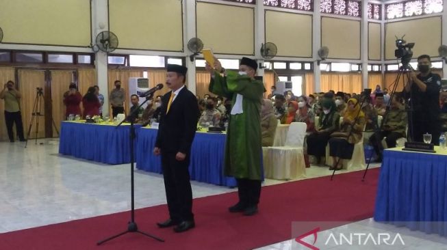 Sutoyo Resmi Jabat Rektor UNISRI, Janji Bawa ke Level Lebih Baik