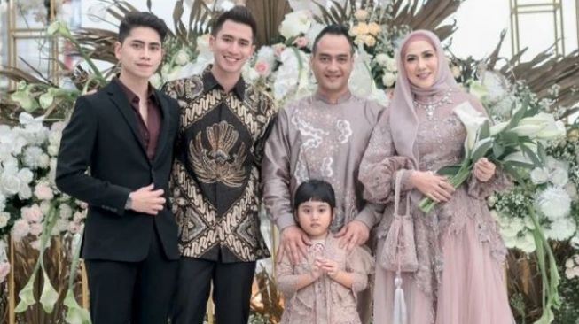 Kedekatan Ferry Irawan dan Anak Venna Melinda (Instagram/ferryirawanreal) 