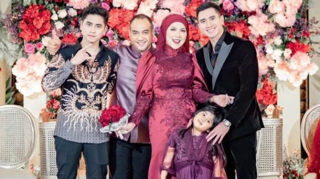 Kedekatan Ferry Irawan dan Anak Venna Melinda (Instagram/ferryirawanreal) 