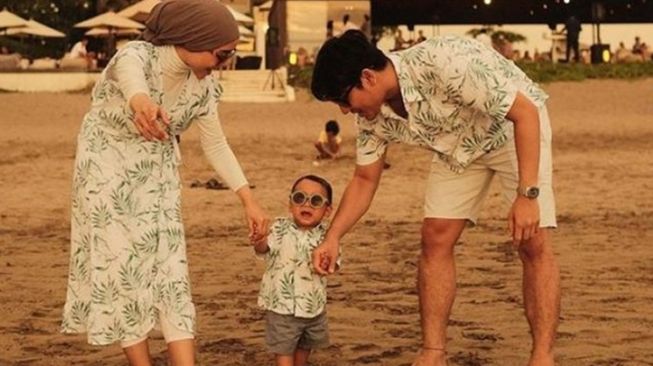 Beda Gaya Artis Momong Anak di Pantai (Instagram/@rizkybillar)