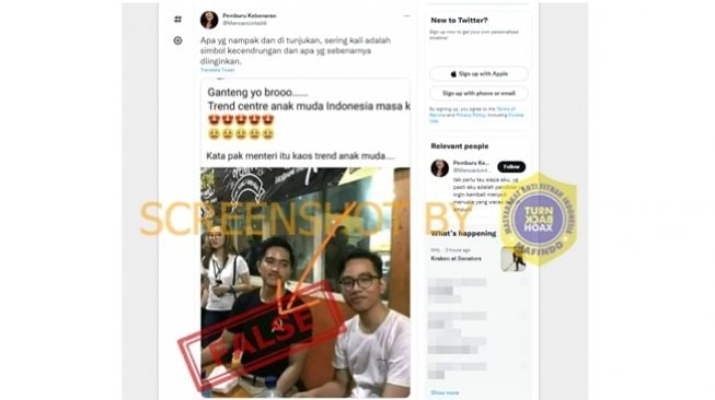 Tangkapan layar cuitan viral dengan foto Kaesang Pangarep memakai kaos hitam berlogo palu arit. (Twitter/@Mencaricinta99 via Turnbackhoax.id)