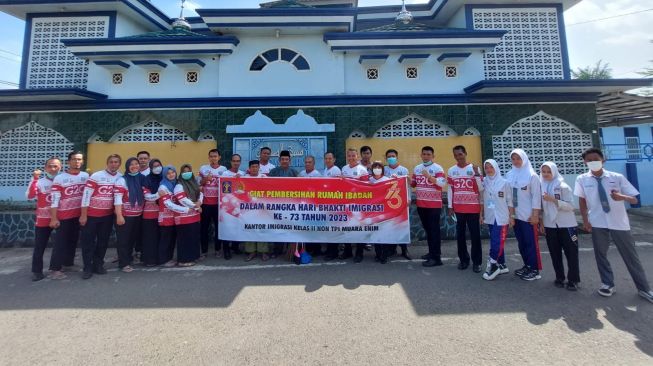 Sambut HBI ke-73 Kanim Muaraenim Bersih-Bersih Rumah Ibadah