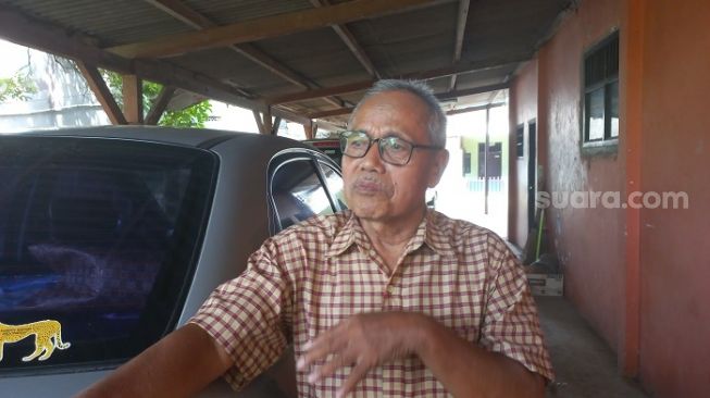 Ketua RW 24, Sukamaju, Cilodong, Depok, Sukartono (68) saat ditemui di kediamannya yang tidak jauh dari lokasi bapak sandera anak. (Suara.com/Faqih Fathurrahman)