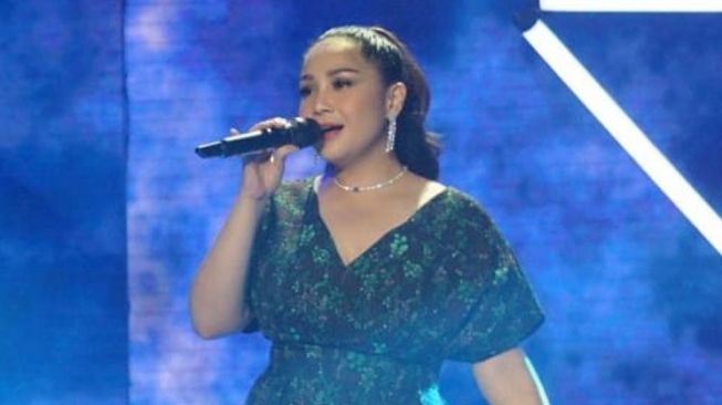 Potret Ayu Ting Ting dan Nagita Slavina di HUT Indosiar (Instagram/@indosiar)