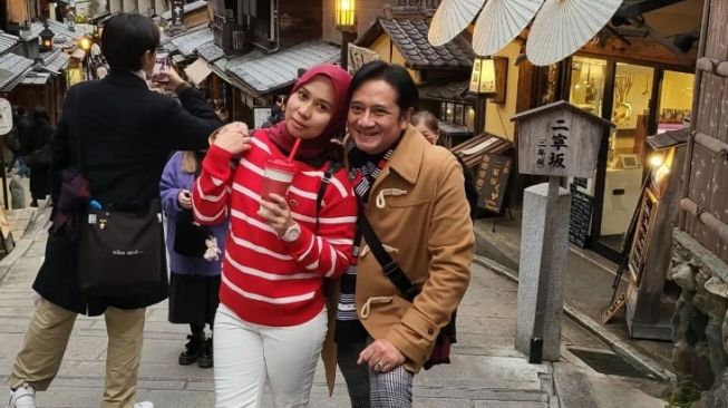 Potret mesra Ivan Fadilla dan istri (Instagram/@nyaisarni2)