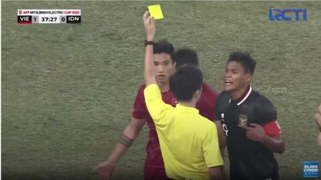 Kartu kuning kepada Doan Van Hau di leg kedua babak semifinal Piala AFF 2022 (tangkapan layar YouTube RCTI Entertainment)