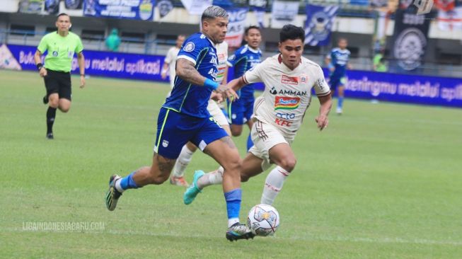 Penyerang Persib Bandung, Ciro Alves (kiri) tampil pada laga BRI Liga 1 di Stadion GBLA, Bandung, Rabu (11/1/2023) sore. [dok. LIB]