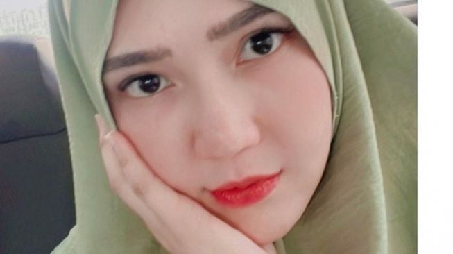 Gaya Hijab Biduan Cantik di Indonesia (Instagram/@viavallen)