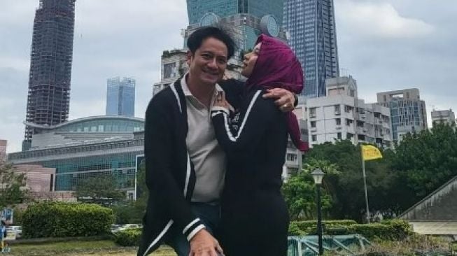 Potret mesra Ivan Fadilla dan istri (Instagram/@nyaisarni2)