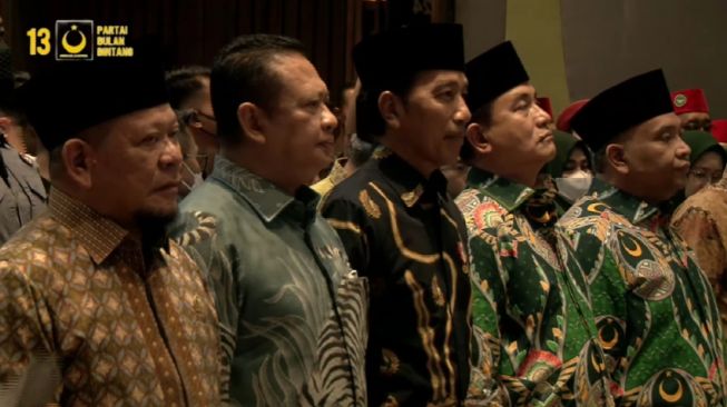 Berdiri di Samping Yusril dan Bamsoet, Jokowi Hadiri Rakornas Partai Bulan Bintang