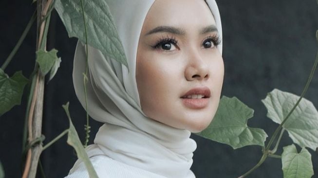 Gaya Hijab Biduan Cantik di Indonesia (Instagram/@cita_citata