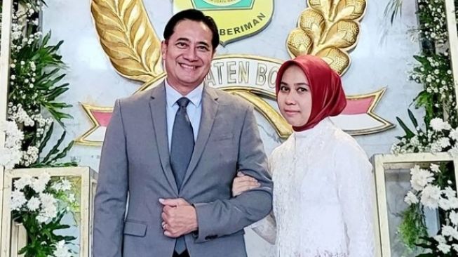 Potret mesra Ivan Fadilla dan istri (Instagram/@nyaisarni2)