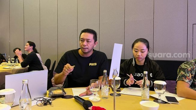 Head of Marketing Poco Indonesia Andi Renreng menyatakan kalau Poco X5 series bakal segera hadir ke Indonesia di Q1 2023, Rabu (11/1/2023) di acara Media Gathering Xiaomi Indonesia, Bandung, Jawa Barat. [Suara.com/Dicky Prastya]