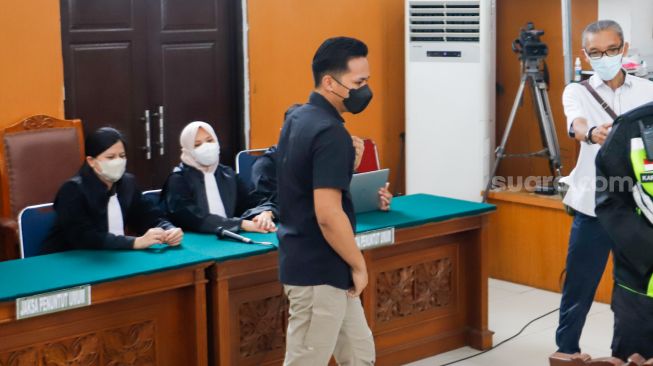 Terdakwa kasus pembunuhan Brigadir J, Richard Eliezer alias Bharada E saat menghadiri sidang lanjutan di Pengadilan Negeri Jakarta Selatan, Rabu (11/1/2023). [Suara.com/Alfian Winanto]