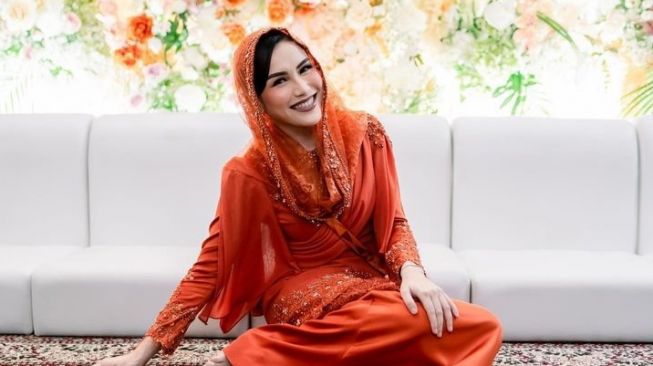 Gaya Hijab Biduan Cantik di Indonesia (Instagram/@ayutingting92)