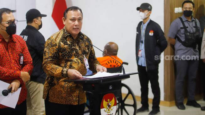 Ketua KPK Firli Bahuri memberikan pernyataan saat konferensi pers terkait penahanan Gubernur Papua Lukas Enembe di Paviliun Kartika RSPAD Gatot Subroto, Jakarta, Rabu (11/1/2023). [Suara.com/Alfian Winanto,]
