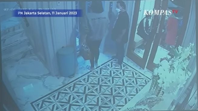 Rekaman CCTV rumah Saguling memperlihatkan Putri Candrawathi dan Kuat Ma'ruf naik lift bersama menuju lantai 3. (YouTube/KOMPASTV)