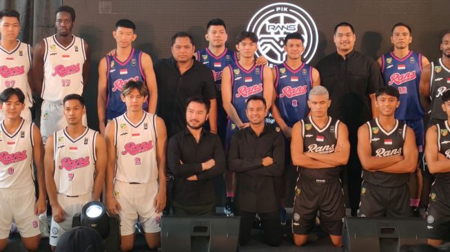 Raffi Ahmad bersama Rudy Salim saat memperkenalkan jersey terbaru dan para pemain RANS PIK Basketball. [dokumentasi RANS]