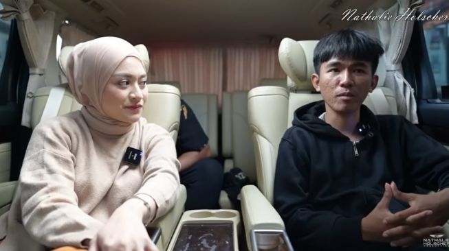 Nathalie Holscher Belikan Emas untuk Tiko dan Bu Eny, Tuai Pro Kontra Netizen: Kok Emas Sih?