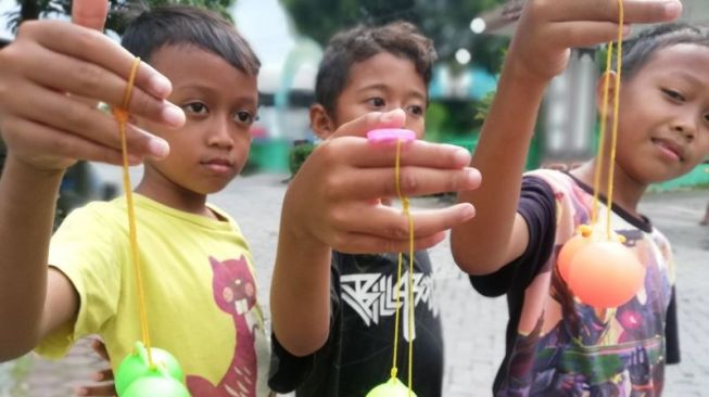 Bikin Ribut! Siswa di Palembang Dilarang Bawa Lato-Lato ke Sekolah