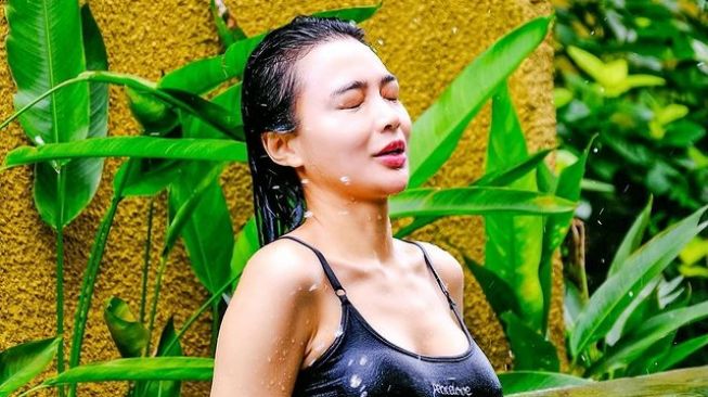 Foto Seksi Wika Salim Berenang di Kolam Renang (Instagram/@wikasalim)