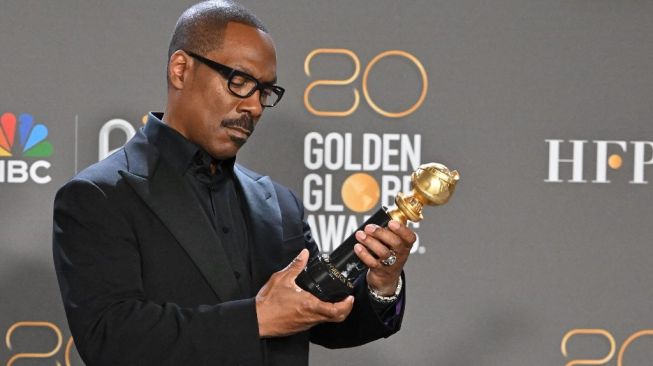 Eddie Murphy menerima piala di ajang Golden Globe Awards yang berlangsung Selasa (10/1/2023) waktu setempat. [Frederic J. Brown / AFP]