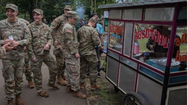 Tentara Amerika Serikat Asyik Jajan Siomay Bandung, Warganet: Ajakin Makan Seblak