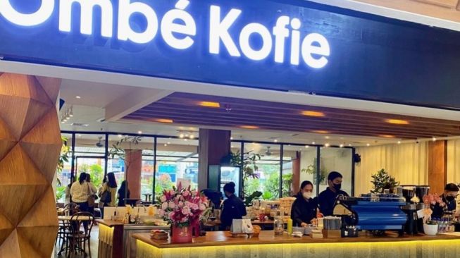 Menyesap Nikmatnya Hanami Latte, Kopi Unik nan Cantik Bak Bunga Sakura Bermekaran di Ombe Kofie