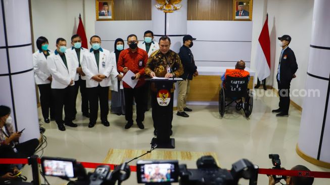 Ketua KPK Firli Bahuri memberikan pernyataan saat konferensi pers terkait penahanan Gubernur Papua Lukas Enembe di Paviliun Kartika RSPAD Gatot Subroto, Jakarta, Rabu (11/1/2023). [Suara.com/Alfian Winanto,]
