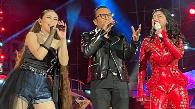 Potret Ayu Ting Ting dan Nagita Slavina di HUT Indosiar (Instagram/@indosiar)