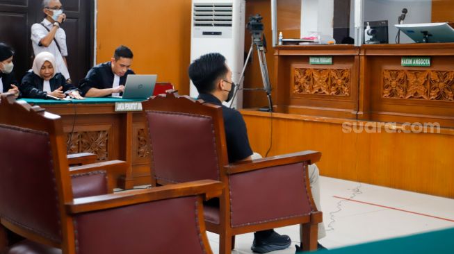 Terdakwa kasus pembunuhan Brigadir J, Richard Eliezer alias Bharada E saat mengikuti sidang lanjutan di Pengadilan Negeri Jakarta Selatan, Rabu (11/1/2023). [Suara.com/Alfian Winanto]