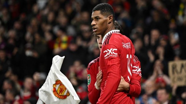 Penyerang Manchester United, Marcus Rashford (kanan) setelah mencetak gol kedua tim selama pertandingan perempat final Piala Liga Inggris antara Manchester United vs Charlton Athletic, di Old Trafford, di Manchester, utara- Inggris barat pada 10 Januari 2023.Oli SCARFF/AFP.