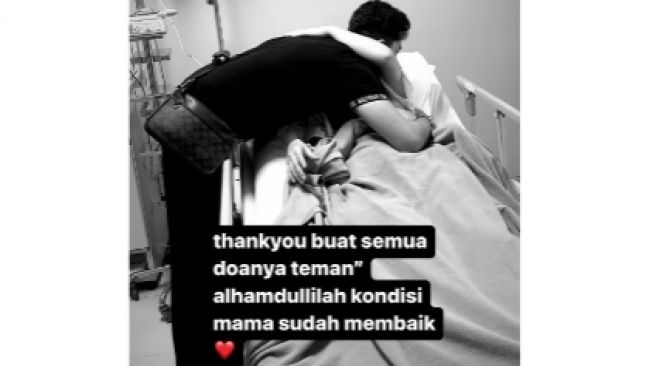 Athalla memeluk Venna Melinda sang ibunda tercinta (Instagram story/@Athallanaufal7)