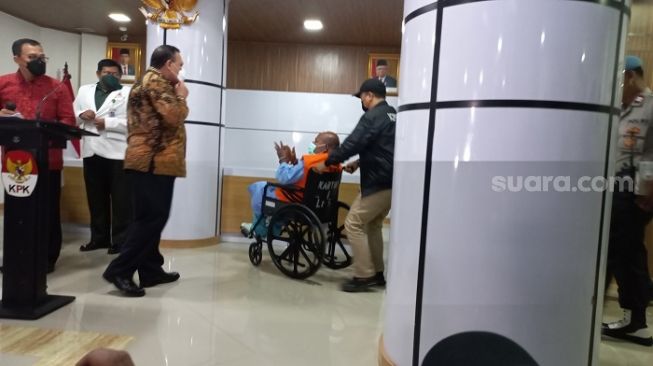 KPK resmi menahan Gubernur Papua Lukas Enembe setelah ditangkap di Papua, Selasa kemarin (Suara.com)