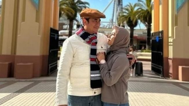 Potret mesra Ivan Fadilla dan istri (Instagram/@nyaisarni2)