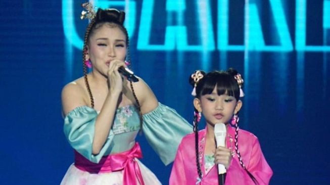 Potret Ayu Ting Ting dan Nagita Slavina di HUT Indosiar (Instagram/@indosiar)