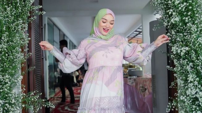 Gaya Hijab Biduan Cantik di Indonesia (Instagram/@zaskia_gotix)