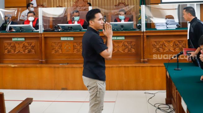 Terdakwa kasus pembunuhan Brigadir J, Richard Eliezer alias Bharada E menyapa awak media usai mengikuti sidang lanjutan di Pengadilan Negeri Jakarta Selatan, Rabu (11/1/2023). [Suara.com/Alfian Winanto]