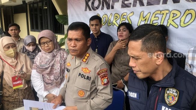 Polres Metro Depok saat merilis kasus ayah sandera anak sendiri. (Suara.com/Faqih)