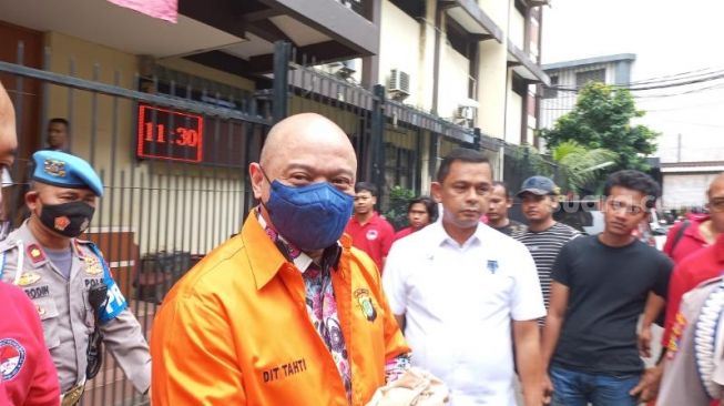 Kondisi Diborgol saat Diangkut ke Kejaksaan, Irjen Teddy Minahasa Tebar Senyum Sambil Tutupi Tangan Pakai Kain