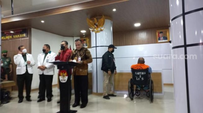 KPK resmi menahan Gubernur Papua Lukas Enembe setelah ditangkap di Papua, Selasa kemarin (Suara.com/Yaumal)