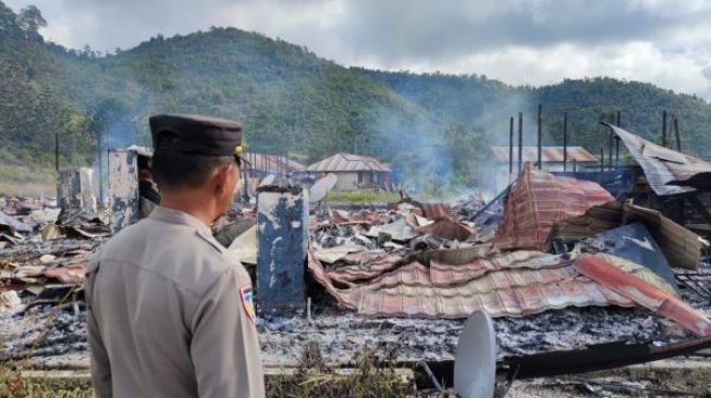 Foto Kantor Dukcapil Pegunungan Bintang Akibat Dibakar KKB