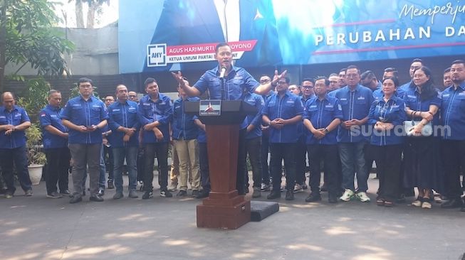 Ketua Umum Partai Demokrat Agus Harimurti Yudhoyono atau AHY di Kantor DPP Partai Demokrat, Jakarta Pusat, Kamis (12/1/2023). [Suara.com/Bagaskara Isdiansyah]