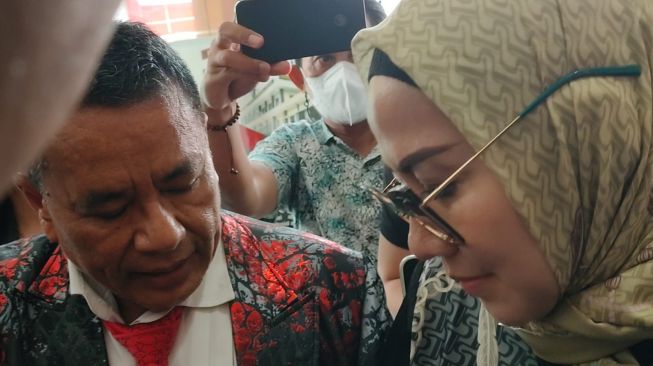 Venna Melinda didampingi Hotman Paris Hutapea tiba di Polda Jawa Timur, Kamis (12/1/2023) [SuaraJatim: Dimas Angga]